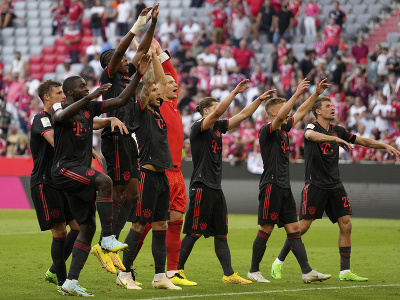 Futbalisti Bayernu Mníchov oslavujú