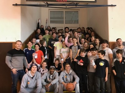Hráči BC Prievidza učili hrať študentov basketbal