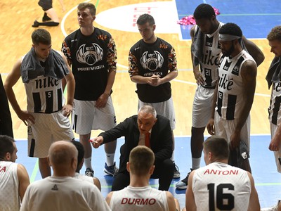 Tréner BC Prievidza Tihomir Bujan (uprostred) hovorí k hráčom