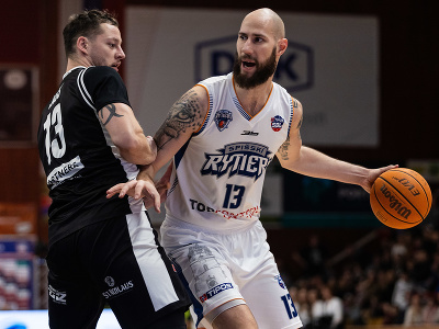 Viktor Juríček (s loptou) v súboji s Marekom Jaššom