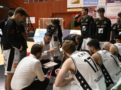 Tréner BC Prievidza Saša Jankovič hovorí k hráčom počas oddychového času