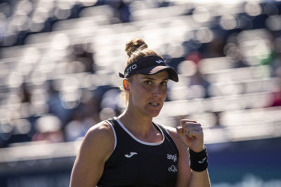 Brazílska tenistka Beatriz Haddadová Maiová sa teší po víťazstve nad Poľkou Igou Swiatekovou v osemfinále dvojhry tenisového turnaja WTA v Toronte