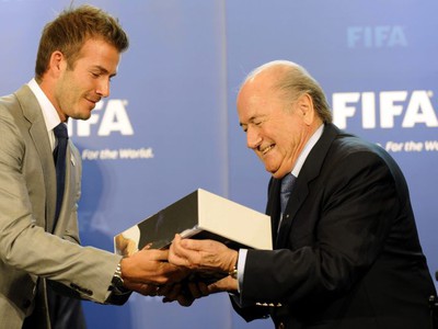 David Beckham odovzdáva podklady
