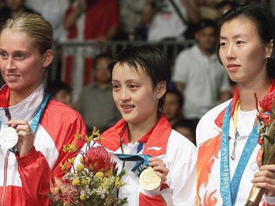 Strieborná Camilla Martin, zlatá Kung Č '-čchao a bronzová Jie Čao-jing na stupni olympijských víťazov