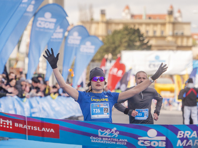 Víťazka maratónu v kategórii žien Ukrajinka Julija Tarasovová prichádza do cieľa 17. ročníka ČSOB Bratislava marathon