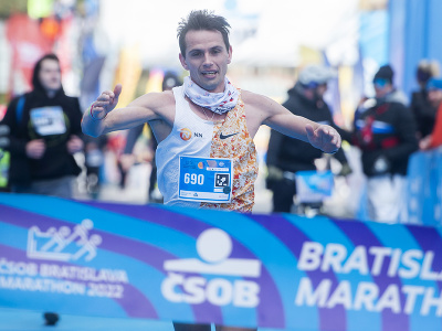 Víťaz maratónu v kategórii mužov Taras Ivaniuta prichádza do cieľa 17. ročníka ČSOB Bratislava marathon