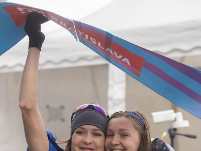 Víťazka maratónu v kategórii žien Ukrajinka Julija Tarasovová (vľavo) v cieli 17. ročníka ČSOB Bratislava marathon