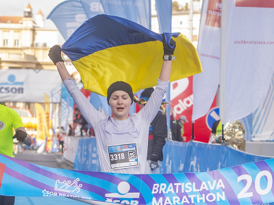 Víťazka polmaratónu v kategórii žien Ukrajinka Maria Radková prichádza do cieľa 17. ročníka ČSOB Bratislava marathon