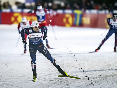 Francúzsky bežec na lyžiach Lucas Chanavat víťazí vo finále šprintu voľnou technikov