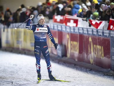 Francúzsky bežec na lyžiach Lucas Chanavat víťazí vo finále šprintu voľnou technikov v rámci štvrtej etapy Tour de Ski vo švajčiarskom Davose