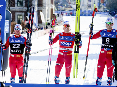 Johannes Hösflot Kläbo (uprostred) oslavuje triumf v šprinte Svetového pohára