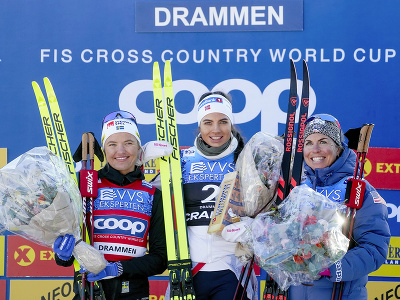 Kristine Stavaas Skistadová (uprostred) oslavuje triumf v šprinte Svetového pohára
