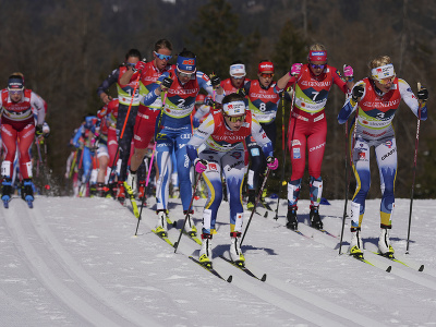 Bežkyne na lyžiach v Platenici po štarte, vpredu Ebba Anderssonová