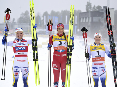 Kristine Stavaas Skistadová (uprostred) oslavuje triumf v poslednom šprinte sezóny