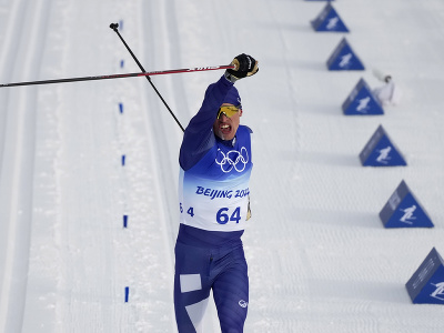 Fínsky bežec na lyžiach Iivo Niskanen sa raduje zo zlata v pretekoch 15 km klasicky s intervalovým štartom