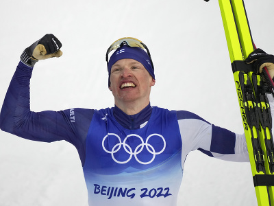 Fínsky bežec na lyžiach Iivo Niskanen sa raduje zo zlata v pretekoch 15 km klasicky s intervalovým štartom