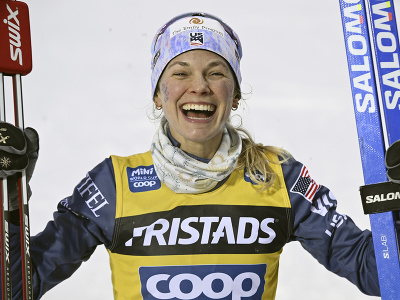 Americká bežkyňa na lyžiach Jessica Digginsová sa usmieva po triumfe v pretekoch na 10 km voľnou technikou