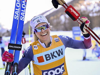 Americká bežkyňa na lyžiach Jessica Digginsová triumfovala v nedeľňajších pretekoch svetového pohára na 20 km voľne s hromadným štartom v Gomse.