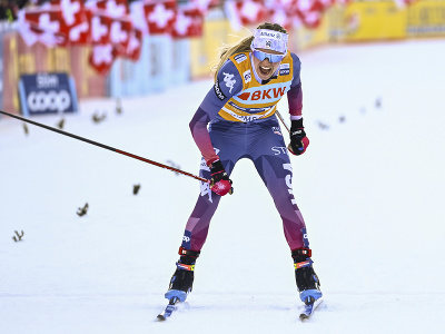 Americká bežkyňa na lyžiach Jessica Digginsová triumfovala v nedeľňajších pretekoch svetového pohára na 20 km voľne s hromadným štartom v Gomse.
