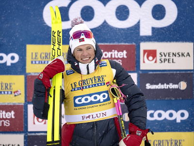 Nórsky bežec na lyžiach Johannes Hösflot Kläbo oslavuje na pódiu víťazstvo v piatkových pretekoch na 10 km klasicky s intervalovým štartom na podujatí Svetového pohára