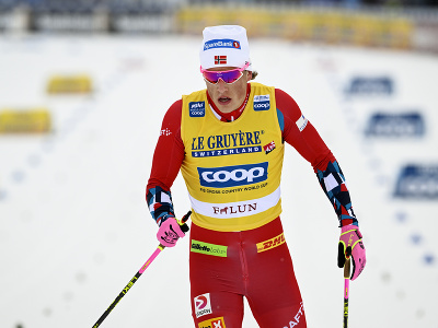 Nórsky bežec na lyžiach Johannes Hösflot Kläbo oslavuje v cieli víťazstvo v piatkových pretekoch na 10 km klasicky s intervalovým štartom na podujatí Svetového pohára