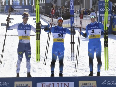 Francúzsky bežec na lyžiach Richard Jouve (uprostred) sa teší po víťazstve v šprinte klasickou technikou na finálovom podujatí Svetového pohára mužov v behu na lyžiach vo švédskom Falune v piatok 11. marca 2022. Druhý skončil Fín Joni Mäki (vľavo) a tretie miesto obsadil Francúz Lucas Chanavat (vpravo).