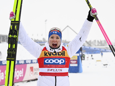 Fínska bežkyňa na lyžiach Kerttu Niskanenová oslavuje v cieli víťazstvo v piatkových pretekoch na 10 km klasicky s intervalovým štartom na podujatí Svetového pohára