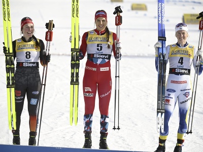 Coletta Rydzeková, Kristine Stavaas Skistadová a Maja Dahlqvistová na stupni pre víťazky