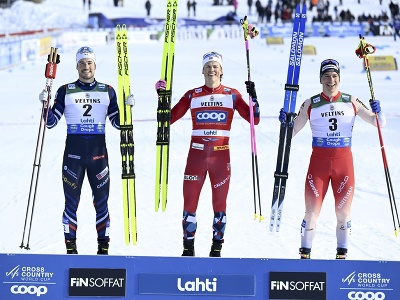 Lucas Chanavat, Johannes Hösflot Kläbo a Valerio Grond na stupni pre víťazov