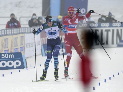 Alexander Bolšunov a Joni Mäki v záverečnom súboji