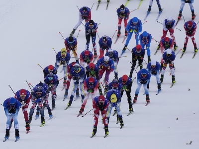 Slovenský reprezentant v behu na lyžiach Ján Koristek (prostredný rad, štvrtý zľava) počas preteku na 30 km voľnou technikou