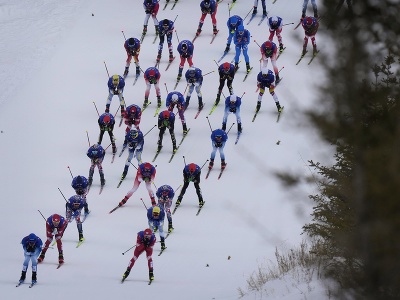 Slovenský reprezentant v behu na lyžiach Ján Koristek (prostredný rad, piaty zľava) počas preteku na 30 km voľnou technikou