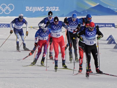 Slovenský reprezentant v behu na lyžiach Ján Koristek (tretí zľava) počas preteku na 30 km voľnou technikou