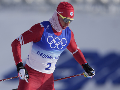 Ruský bežec na lyžiach Alexander Boľšunov získal na ZOH 2022 v Pekingu zlatú medailu v skrátených sobotných pretekoch na 30 km voľnou technikou s hromadným štartom