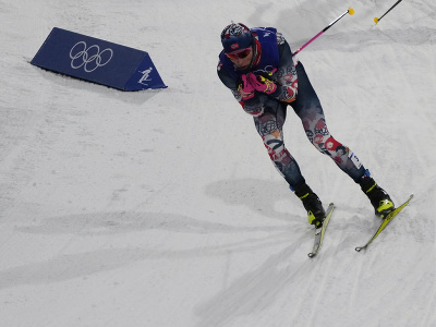 Nórsky bežec na lyžiach Johannes Hösflot Kläbo získal zlatú medailu v šprinte voľnou technikou na ZOH 2022 v Pekingu