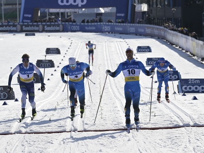 a snímke sprava francúzsky bežec na lyžiach Richard Jouve, Fín Joni Mäki a Francúz Lucas Chanavat finišujú počas šprintu klasickou technikou na finálovom podujatí Svetového pohára mužov v behu na lyžiach vo švédskom Falune