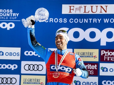 Francúzsky bežec na lyžiach Richard Jouve pózuje na pódiu s malým glóbusom po tom, ako zvíťazil v piatkovom šprinte klasickou technikou na finálovom podujatí Svetového pohára vo švédskom Falune