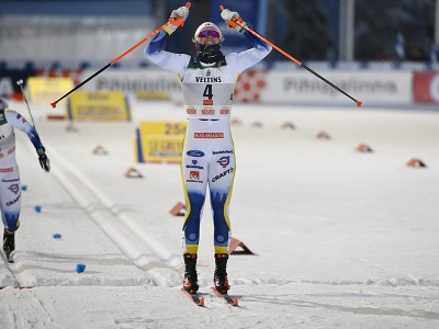 Švédka Emma Ribomová sa teší z víťazstva v šprinte klasicky na trati dlhej 1,4 km v úvodných pretekoch nového ročníka Svetového pohára v behu na lyžiach