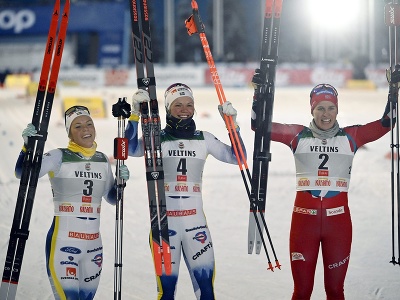 Švédka Emma Ribomová (uprostred) sa teší z víťazstva v šprinte klasicky na trati dlhej 1,4 km v úvodných pretekoch nového ročníka Svetového pohára v behu na lyžiach 25. novembra 2022 vo fínskom stredisku Ruka