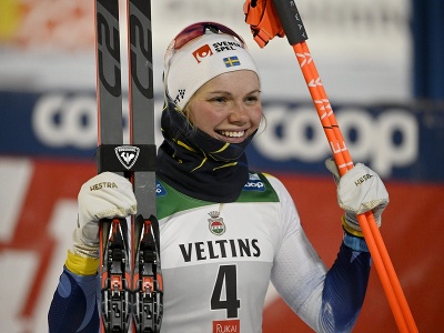 Švédka Emma Ribomová sa teší z víťazstva v šprinte klasicky na trati dlhej 1,4 km v úvodných pretekoch nového ročníka Svetového pohára