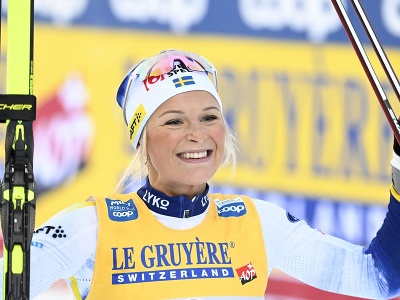  Švédska bežkyňa na lyžiach Frida Karlssonová oslavuje v cieli pretekov stíhačky na 20 km voľne Svetového pohára v behu na lyžiach vo fínskom meste Ruka