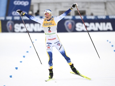 Švédska bežkyňa na lyžiach Frida Karlssonová oslavuje v cieli pretekov stíhačky na 20 km voľne Svetového pohára v behu na lyžiach vo fínskom meste Ruka