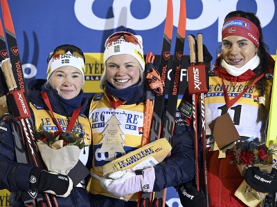 Švédka Emma Ribomová (uprostred) sa raduje z víťazstva v šprinte 