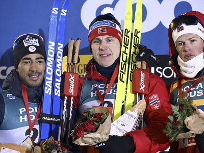 Nór Erik Valnes (uprostred) oslavuje víťazstvo v úvode Svetového pohára vo fínskej Ruke