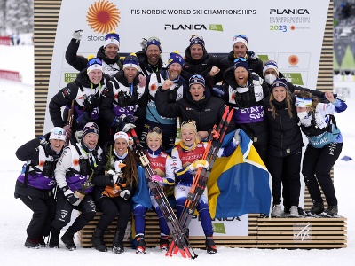 Švédske bežkyne na lyžiach Emma Ribomová s Jonnou Sundlingovou oslavujú na pódiu so svojím tímom po tom, ako získali zlaté medaily v tímšprinte na MS v severských lyžiarskych disciplínach v Planici