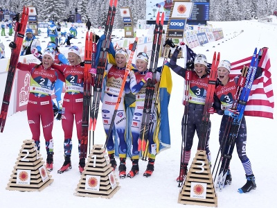 Víťazné švédske bežkyne na lyžiach Emma Ribomová s Jonnou Sundlingovou (uprostred) oslavujú v cieli so striebornými Nórkami Anne Kjersti Kalvová, Tiril Wengová (vľavo) a bronzovými Američankami Jessie Digginsová, Julia Kernová (vpravo) po tímšprinte na MS v severských lyžiarskych disciplínach v Planici