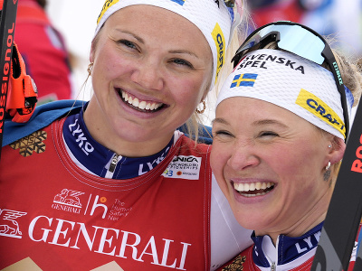 Švédske bežkyne na lyžiach Emma Ribomová s Jonnou Sundlingovou oslavujú po tom, ako získali zlaté medaily v tímšprinte na MS v severských lyžiarskych disciplínach v Planici