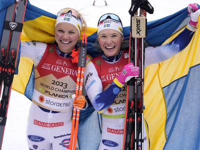 Švédske bežkyne na lyžiach Emma Ribomová s Jonnou Sundlingovou oslavujú po tom, ako získali zlaté medaily v tímšprinte na MS v severských lyžiarskych disciplínach v Planici