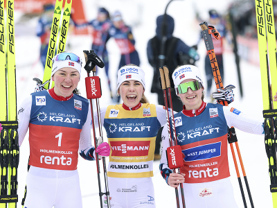 Frida Karlssonová (uprostred) oslavuje triumf v pretekoch na 50 km