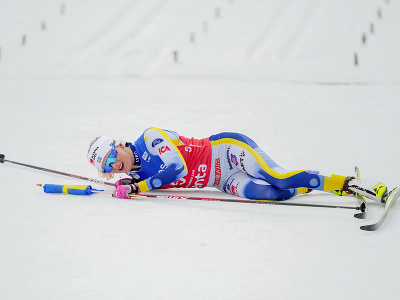 Frida Karlssonová leží na trati po víťazstve